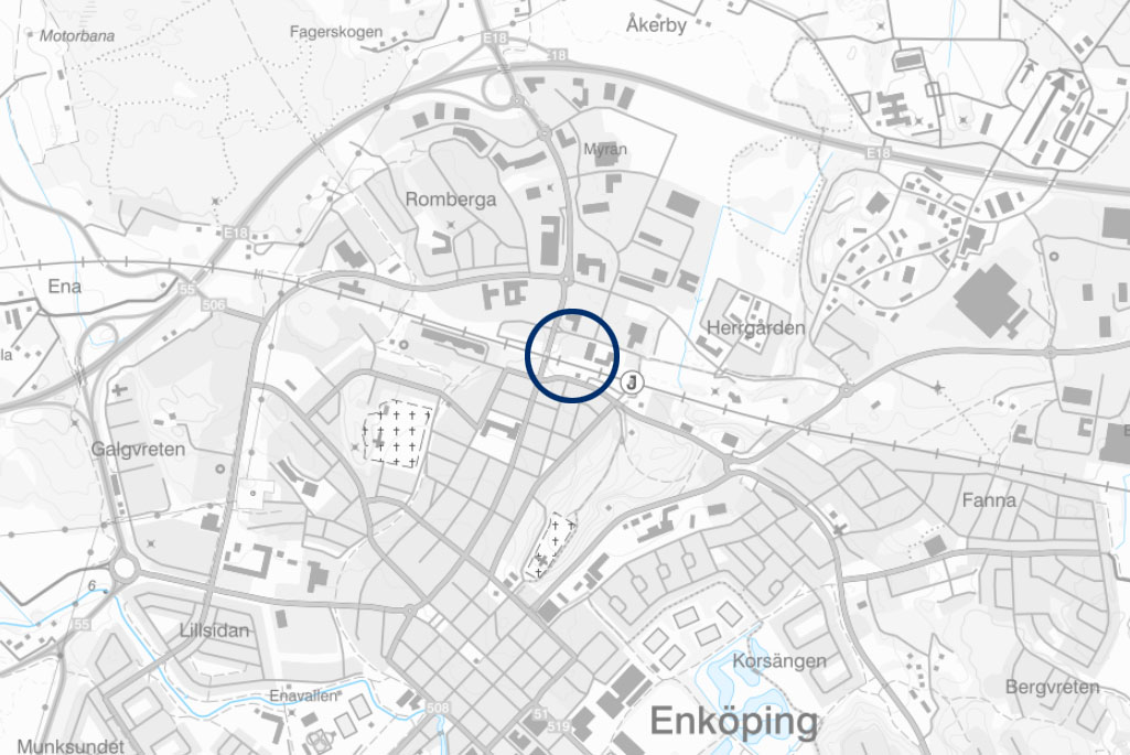 Kartbild som visar platsen där byggnaden låg. En liten cirkel på kartan pekar ut var marken för gamla Enköpingstvätten ligger.