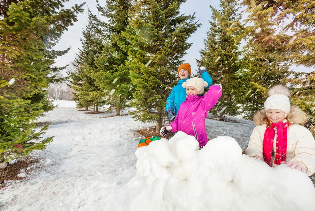 Foto på barn som leker i snön.