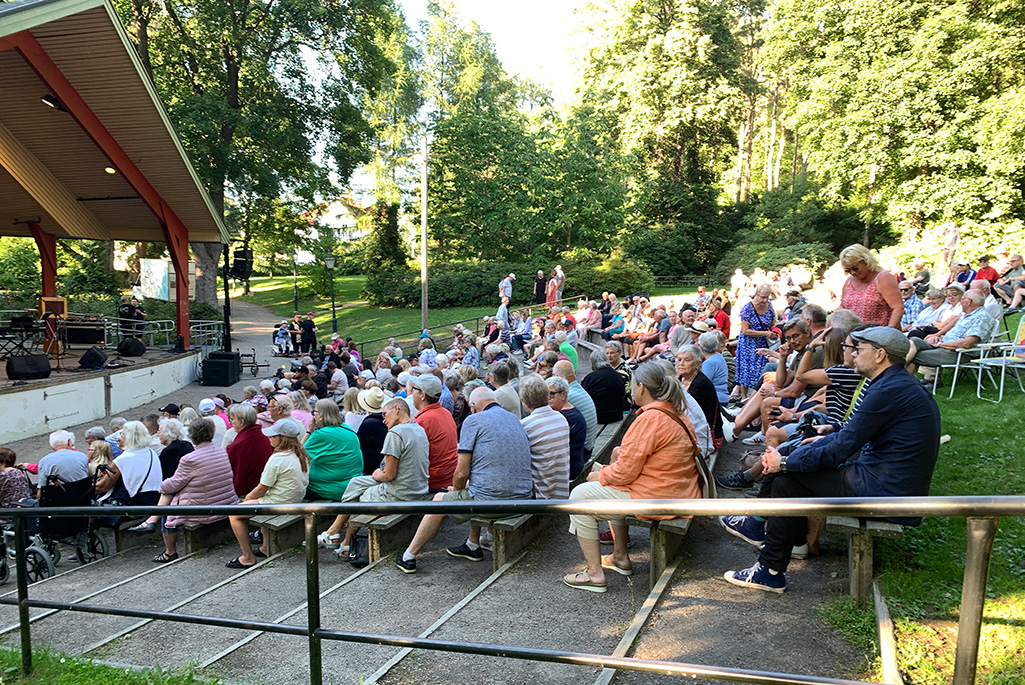 Publikbild från en måndagskväll i Skolparken där man också skymtar Skolparksscenen till vänster i bild. 