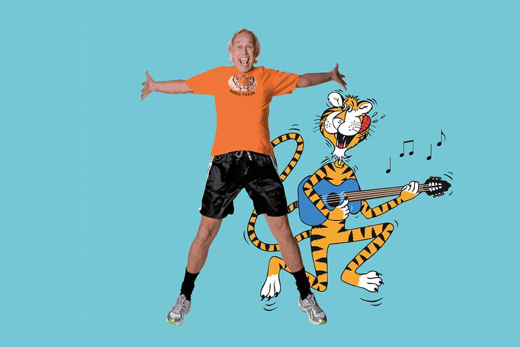 Bild på en person som hoppar i luften med en tecknad tiger i bakgrunden. Foto: Mora Träsk.