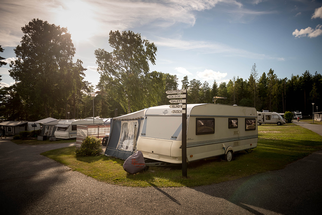 Bild på husvagnar på campingen i Bredsand.