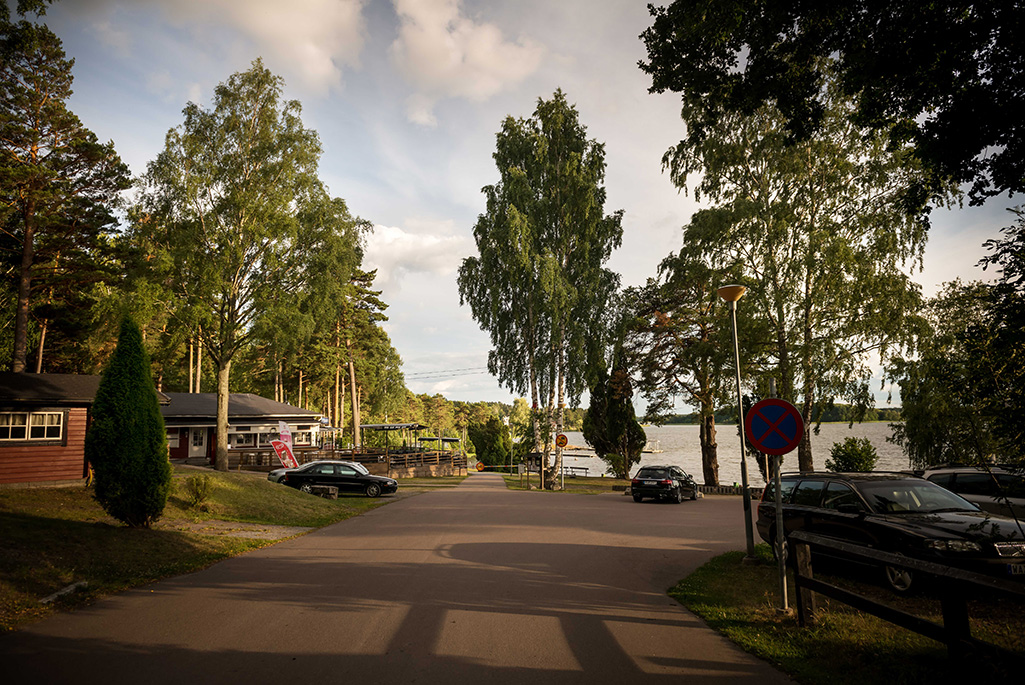 Bild på receptionen i Bredsand där man också ser en väg som leder ner till en strand.