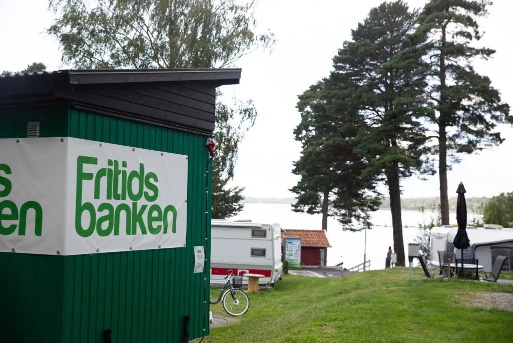 Grön container med texten Fritidsbanken.