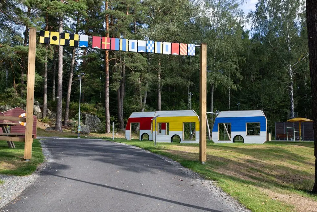 Lekplats med träutrustning i form av husvagnar.