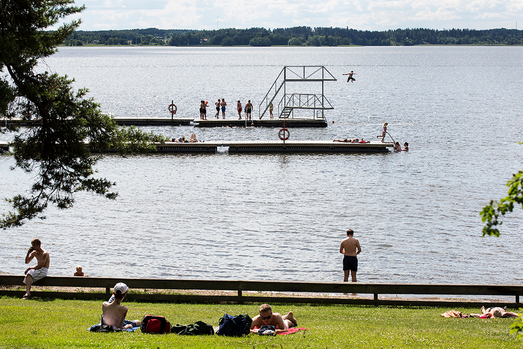 Foto på människor som badar i Bredsandsbadet.