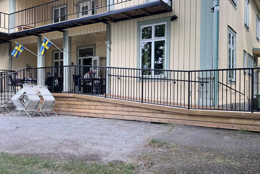 Caféet och huset på Sommaro, med ramp