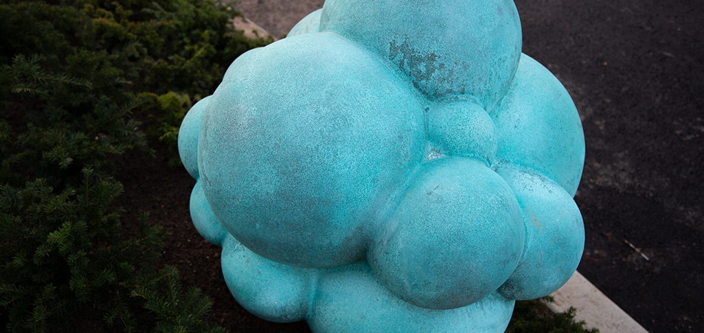 Foto på en skulptur som heter Bronsbubblor som skapats av Mårten Medbo.
