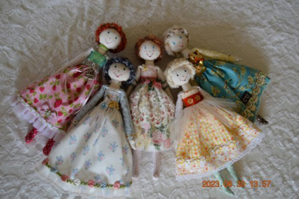 Bild på små handsydda dockor.