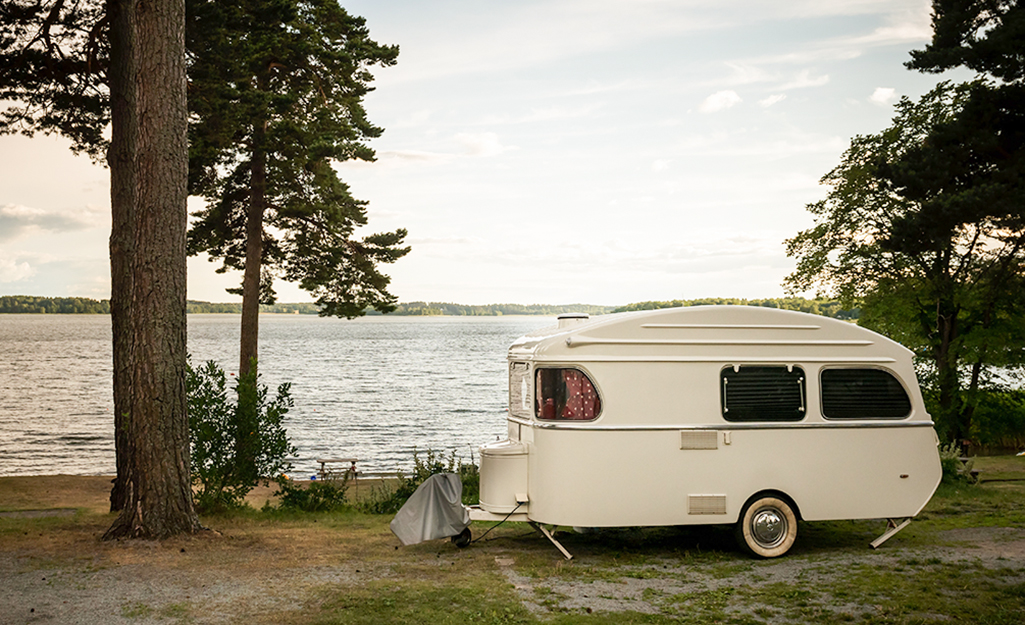 Foto på en husvagn som står uppställd på Bredsands camping.
