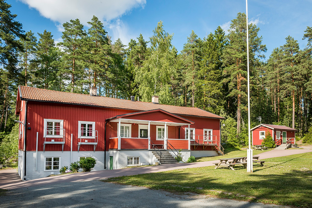 Bild på vandrarhemmet i Enköping som är en röd träbyggnad.