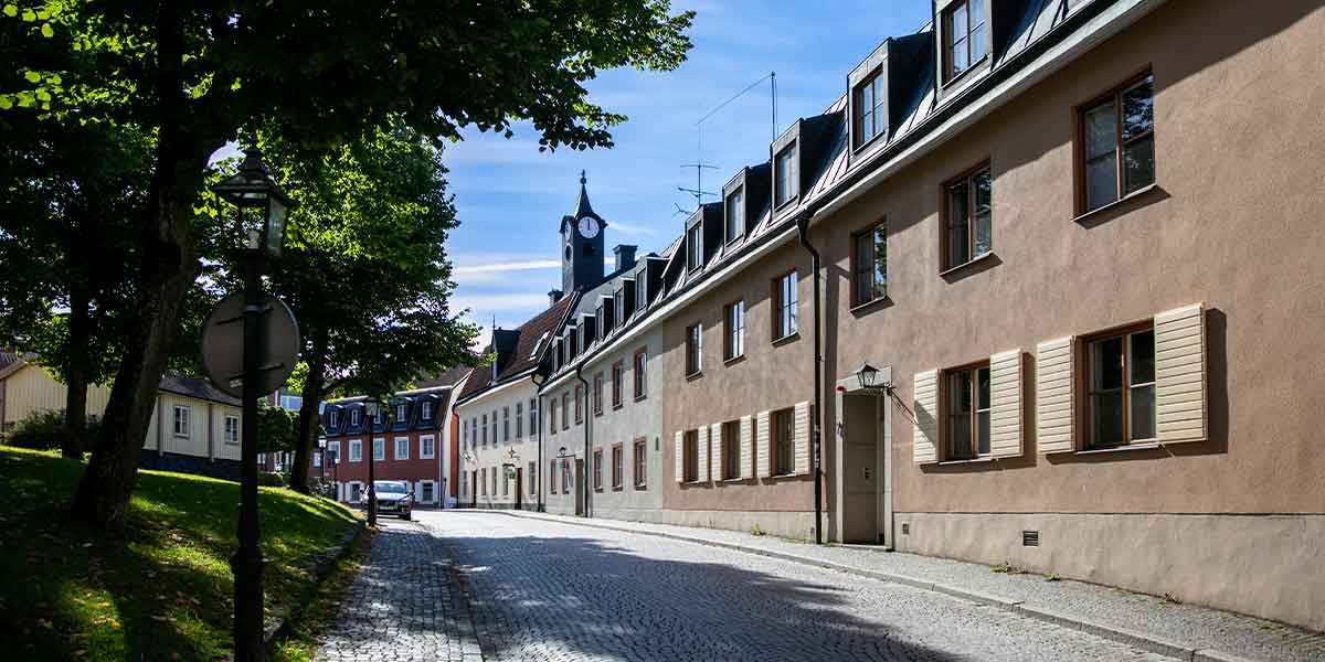 Foto på en gata med byggnader i Enköping.