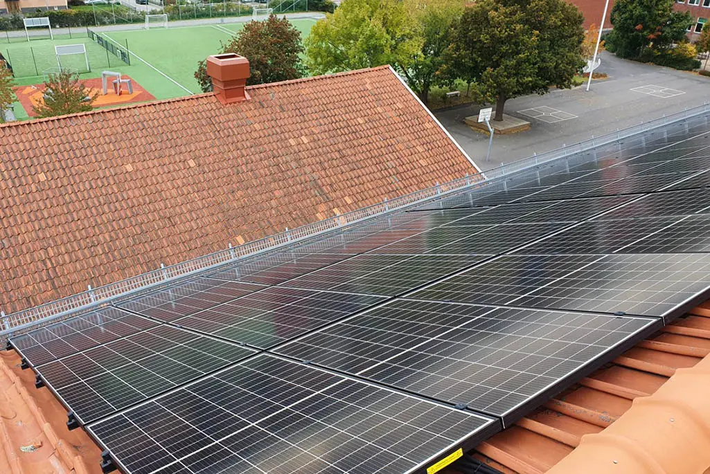 Bild på solceller på ett tak.