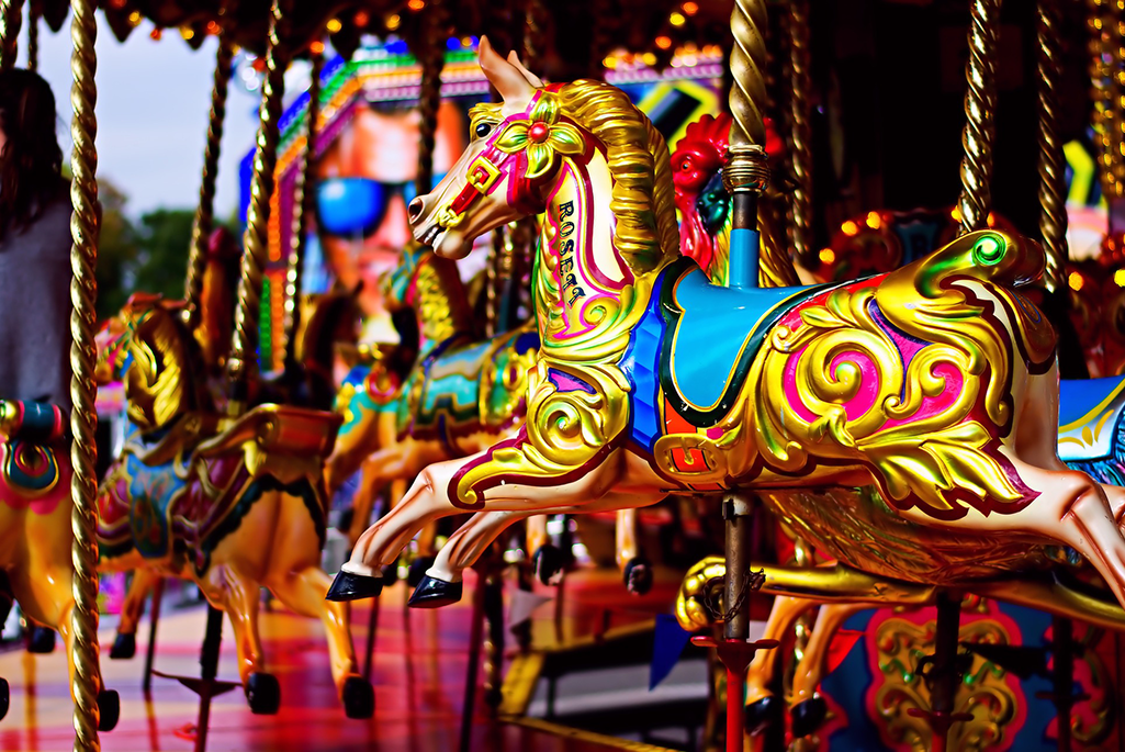 Bild på en karusell med hästar.