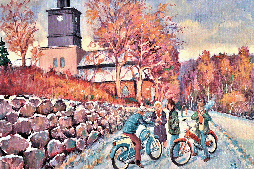 En målad bild som föreställer två personer med moped som pratar med två andra personer. I bakgrunden syns Vårfrukyrkan i Enköping.