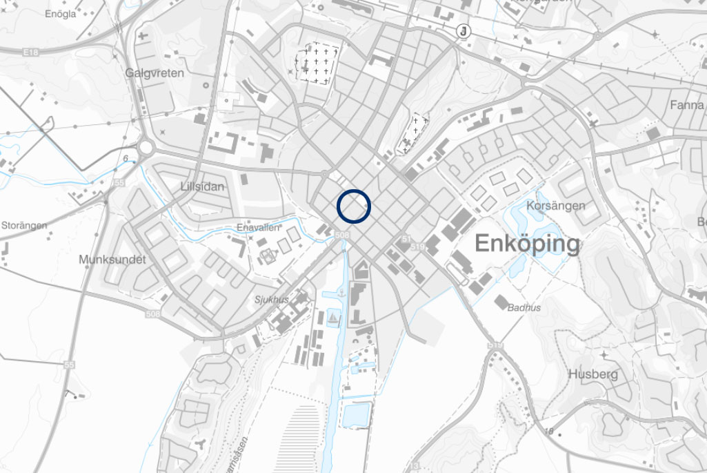 Kartbild över centrala Enköping. En liten cirkel på kartan pekar ut var Stattomten ligger.