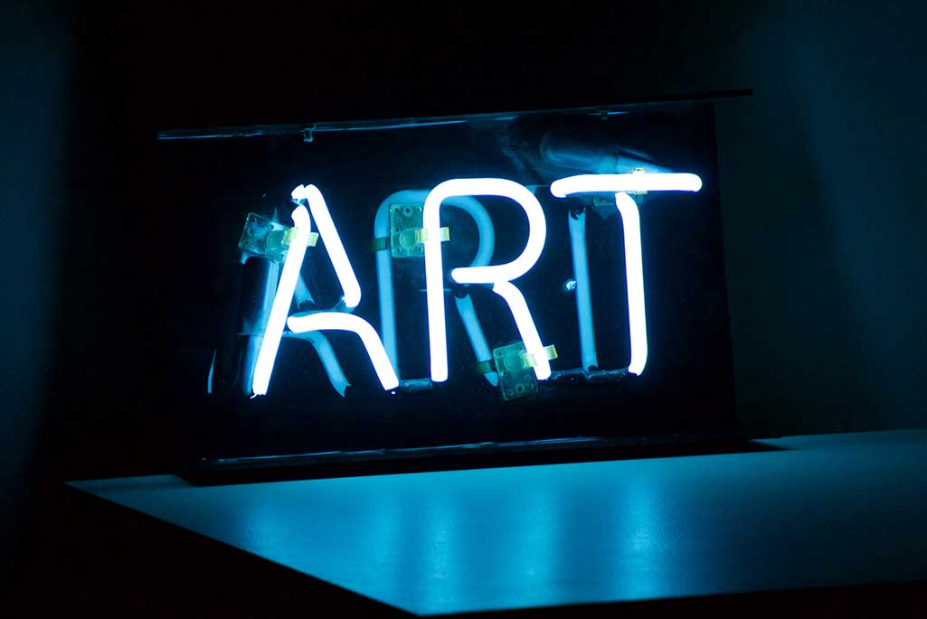 Foto på en LED-skylt med det engelska ordet för konst (art).