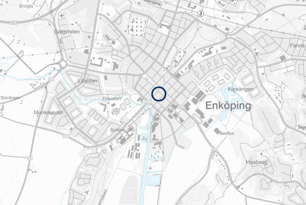 Kartbild över Enköping stad. En liten cirkel på kartan pekar ut var fastigheten ligger.