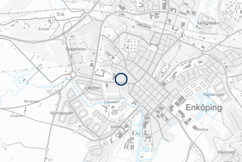 Kartbild över centrala Enköping. Ett område är markerat med blå ram. Det området är det som texten pratar om.