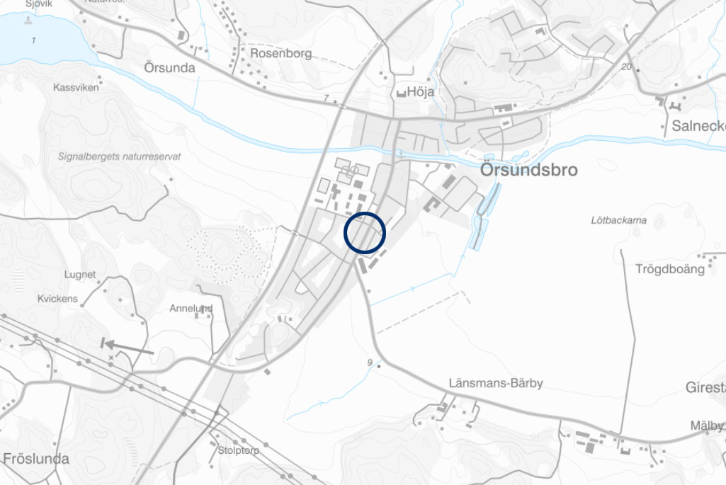 Kartbild över centrala Örsundsbro. En liten blå cirkel på kartan pekar ut var rymningen ligger.