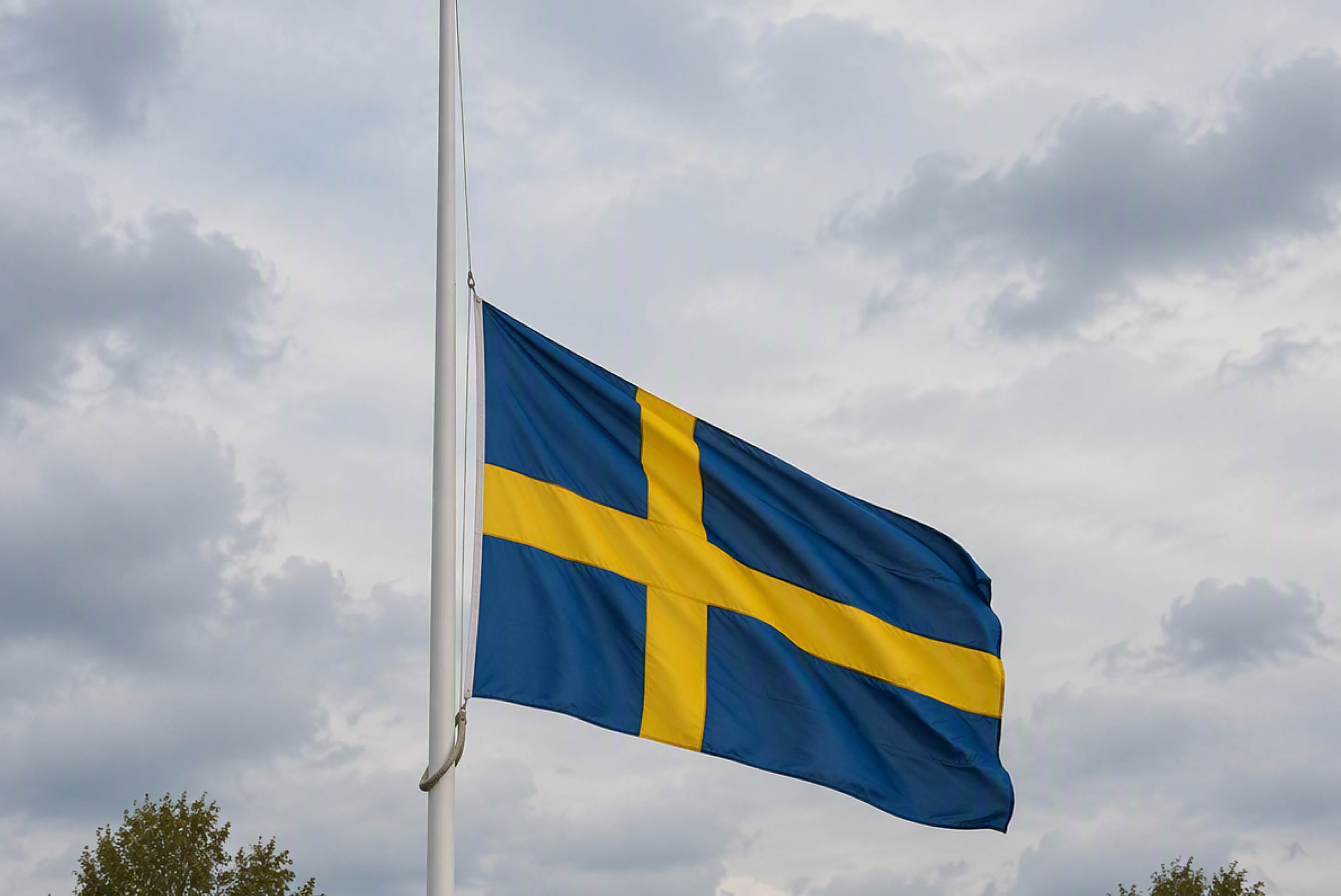 Bild på svenska flaggan på halvstång