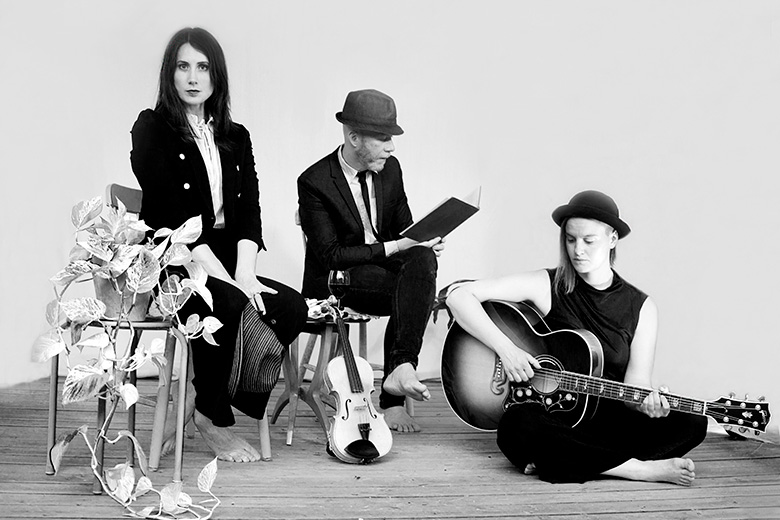 Bild på musikerna Matilda Bådagård, Sara Niklasson och Jesper Andersson