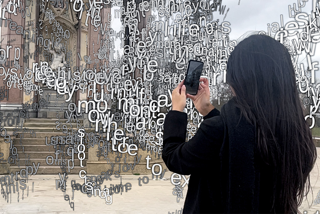 På bilden syns en person som håller en telefon och på bilden är det animerade bokstäver, vilket är ett konstverk som heter Untold Garden, Det Gemensamma Oläsbara.