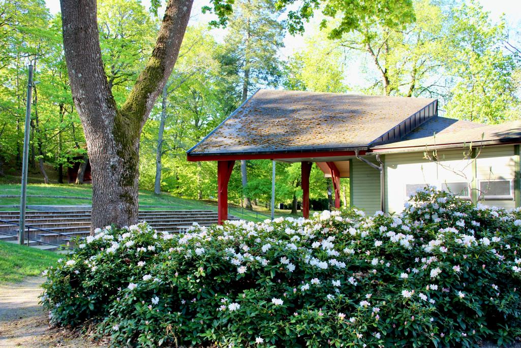 Ingången till Skolparken med en portal i järn där det står Skolparken.