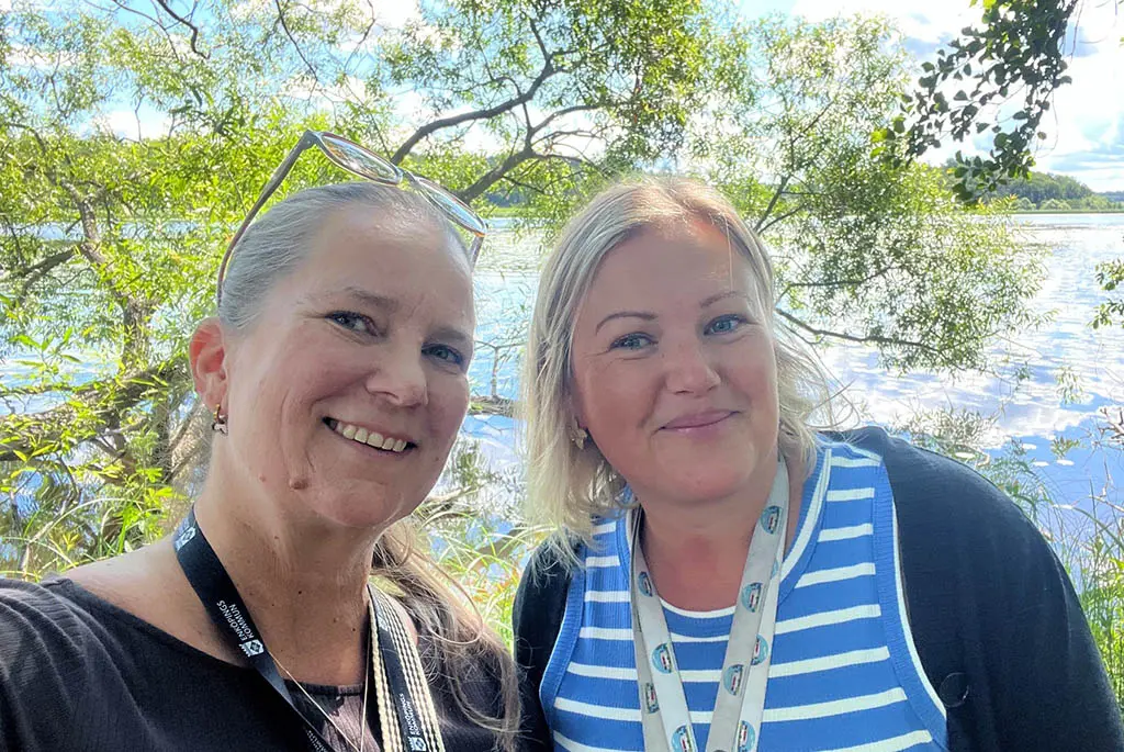 Marita och Martina poserar på bild
