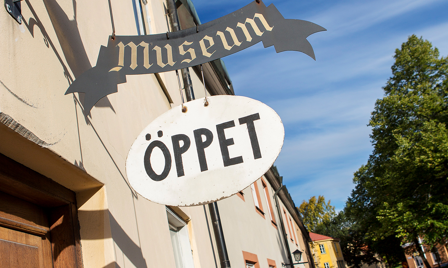 Skyltar utanför Enköpings museum