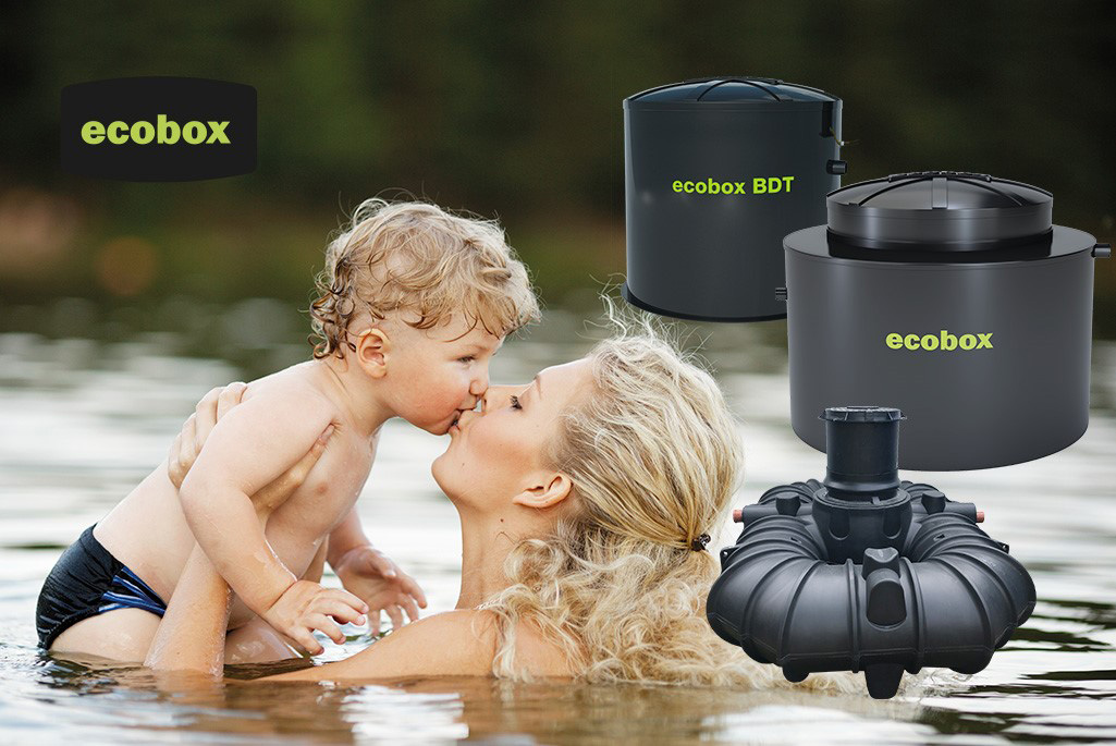 Bild på en mamma som håller upp sitt barn, på bilden är också reningsverksprodukter från ecobox.