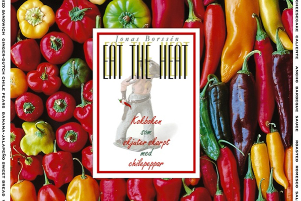 Bild på omslaget till en bok med namnet Eat the heat, en kokbok på tema chilepeppar.