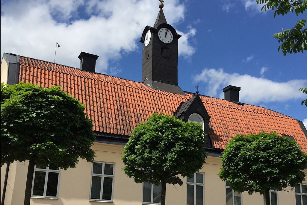 Bild på fasaden till gamla rådhusbyggnaden i Enköping på Rådhusgatan 3.