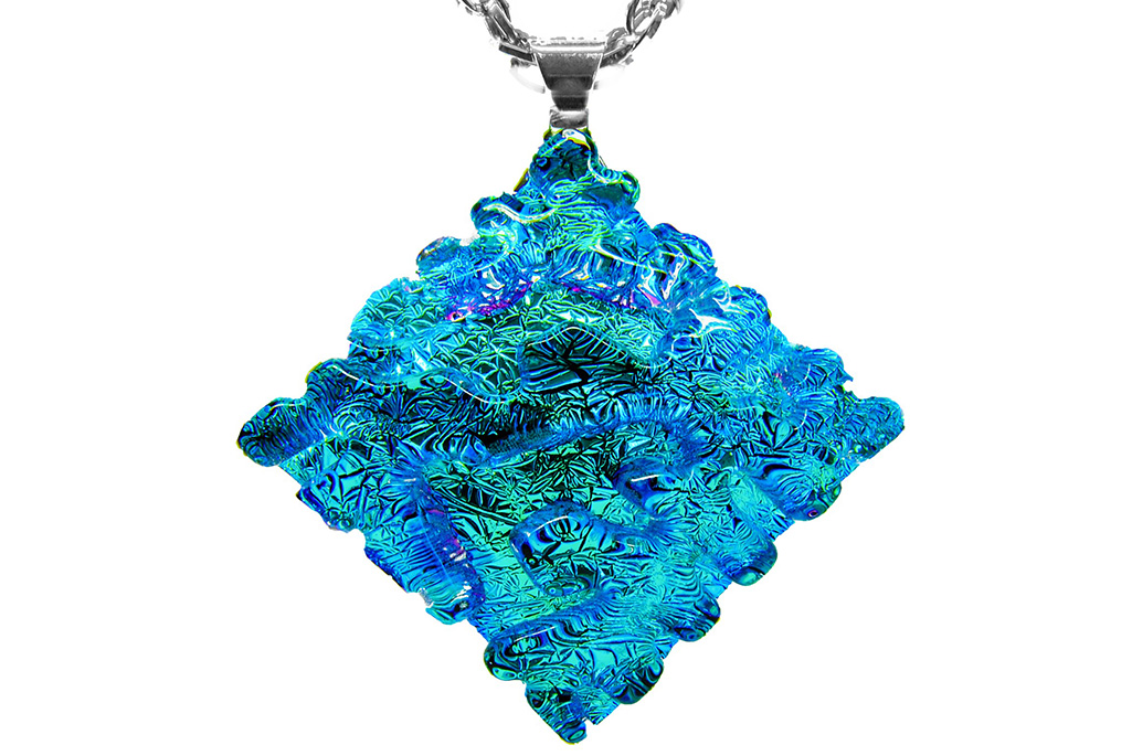 Bild på ett smycke i blå färg.