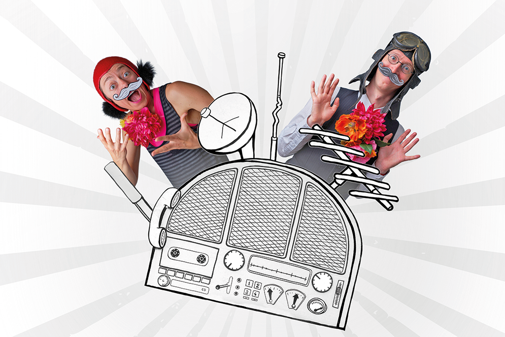 Två skådespelare från familjeföreställningen Cirkus Trattofon står framför en tecknad radio.