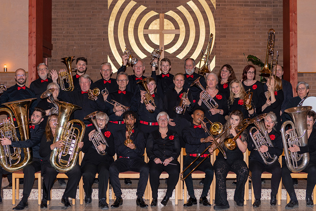 Bild på medlemmarna med sin instrument i orkestern Immanuel Brass.