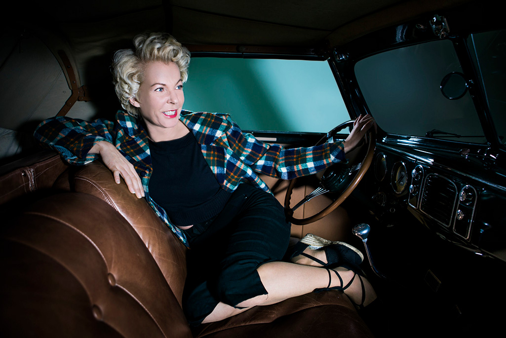 Bild på artisten Eva Eastwood som sitter i en bil.