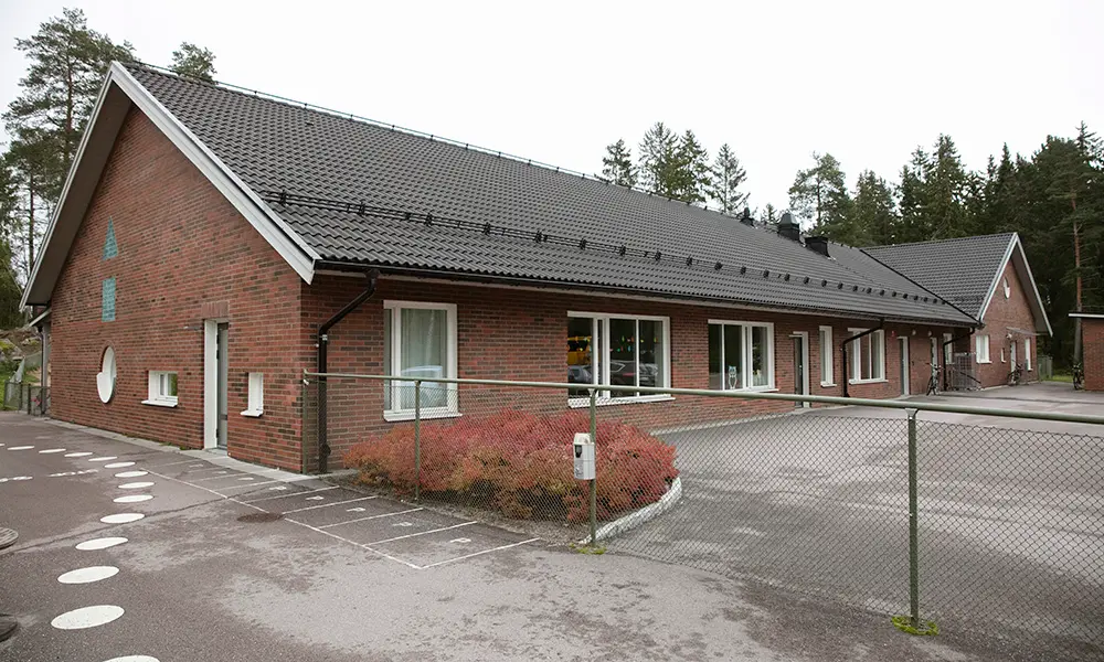 Foto på Fjärdhundra förskola. Det är en envåningsbyggnad av tegel. 