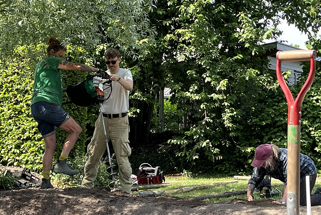 Två personer som bygger i trädgården.