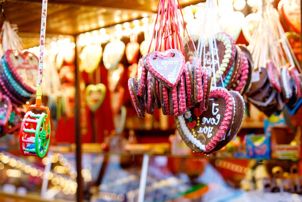 Foto på hängande dekorerade pepparkakor som säljs på en marknad