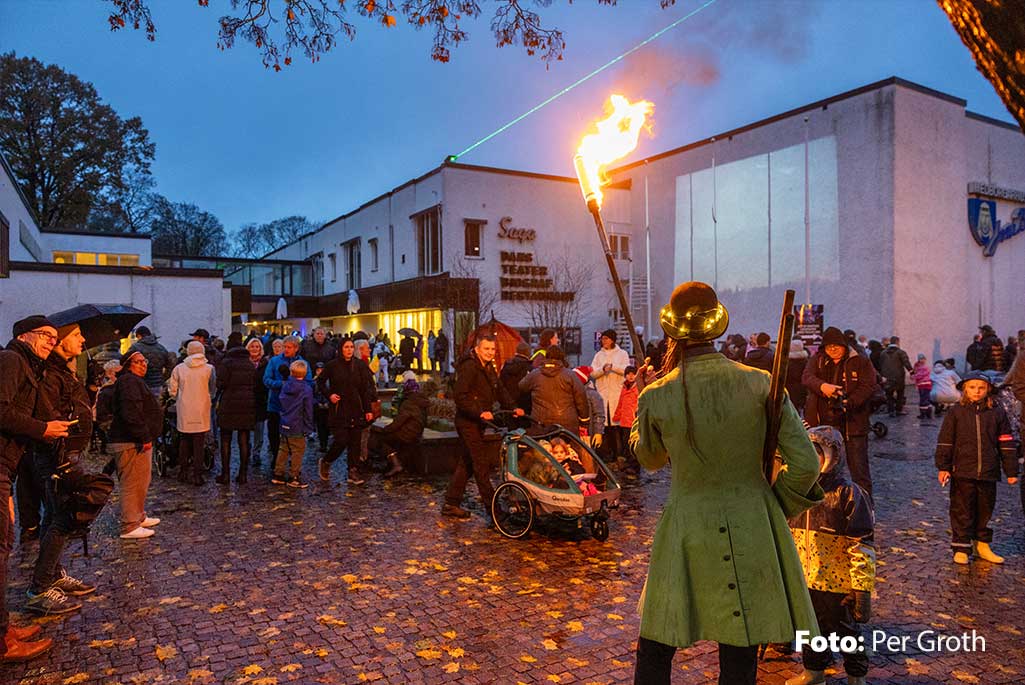 Foto på en eldshow utanför Joar Blå