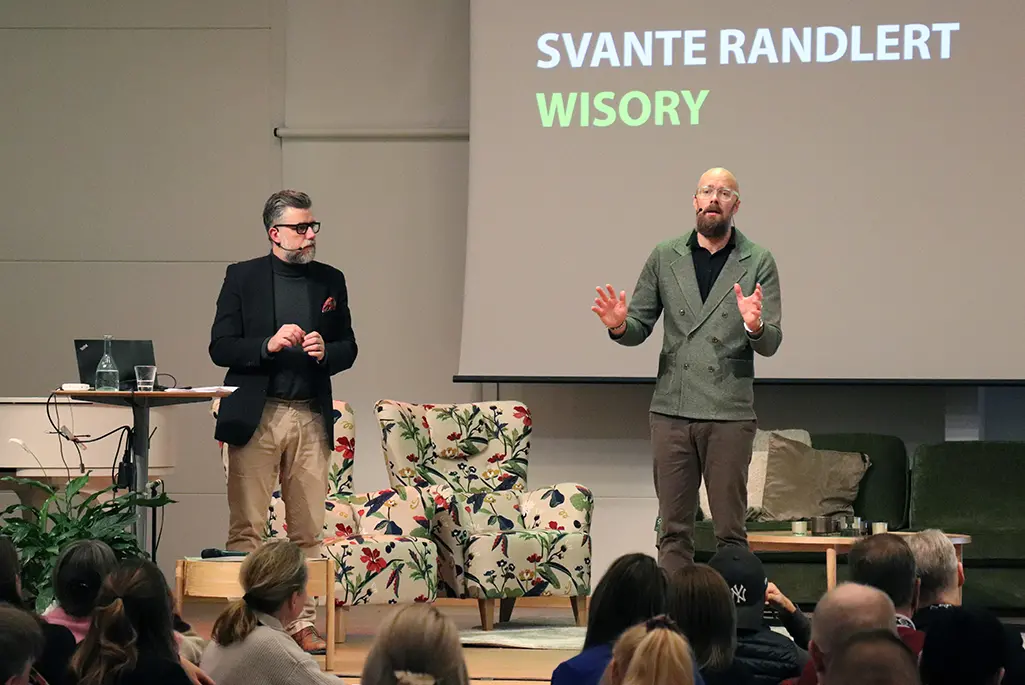 Foto på Svante Randlert och programledaren som står på scen.
