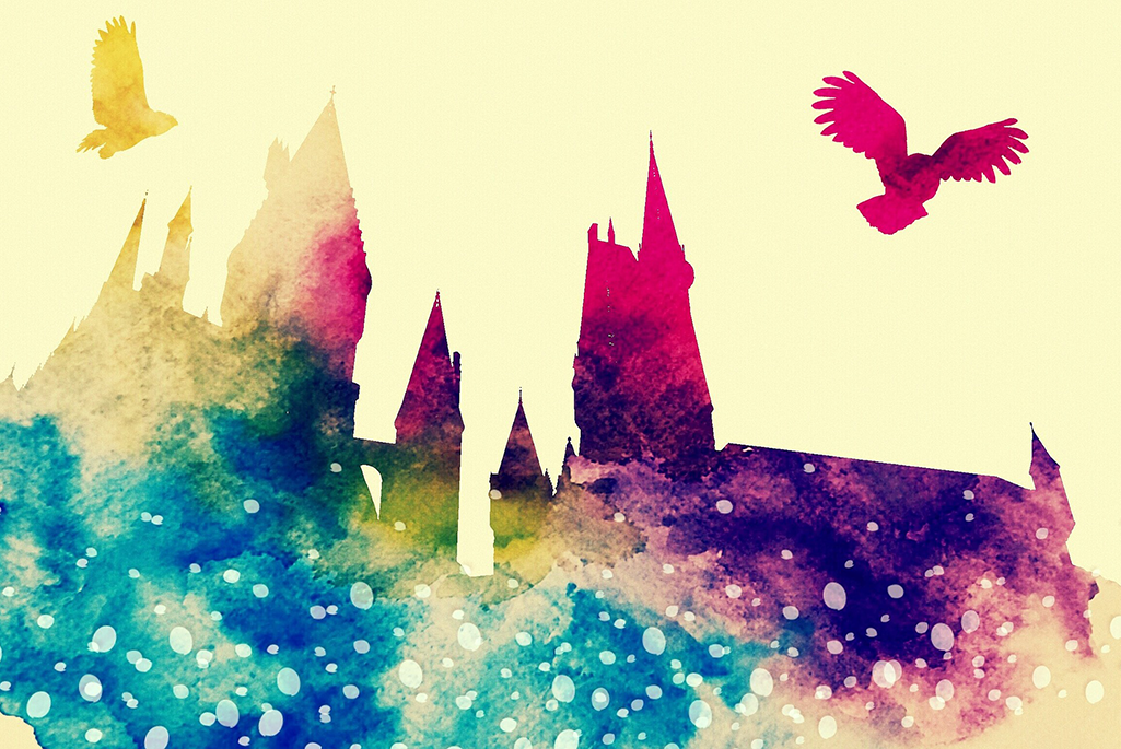 Silhuett av ett slott och två fåglar som flyer i förgrunden, abstrakt bild.